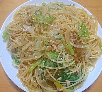 ツナとわさび菜と玉ねぎの醬油ベースパスタ