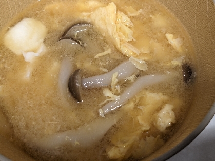 豆腐としめじと卵の味噌汁