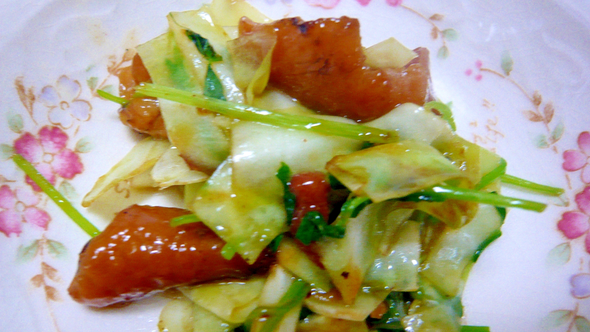 花柄のお皿に盛り付けられたキャベツと豆苗のソテー