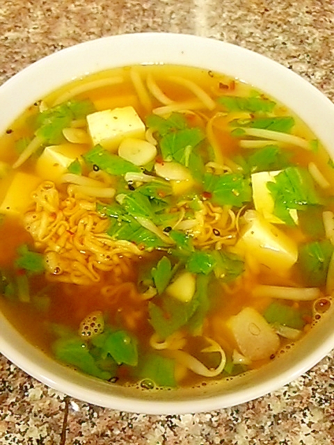 セロリと豆腐のミニチキンラーメン