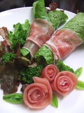 ベルサイユのバラ 簡単生ハムのバラ作りサラダ レシピ 作り方 By Iihi009 楽天レシピ ベルサイユのバラ 簡単生ハムのバラ作りサラダ レシピ 作り方 By Iihi009 楽天レシピ