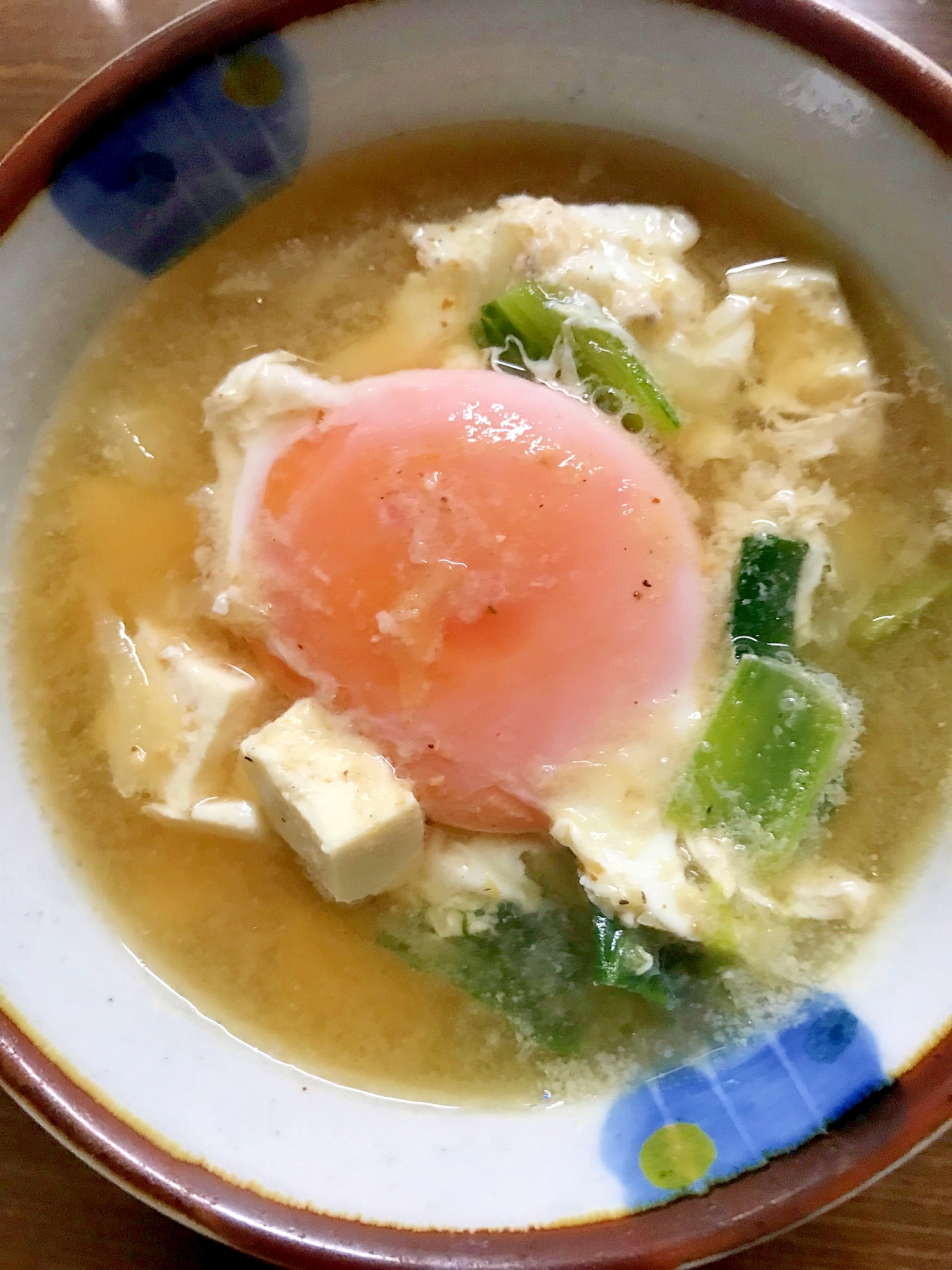 卵と野菜の赤味噌汁