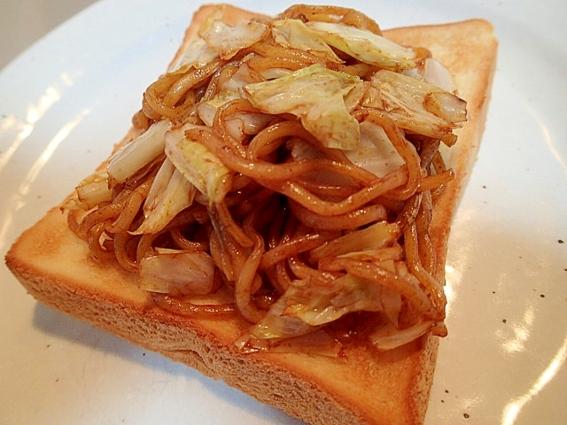 キャベツ入り焼きそばトースト♬