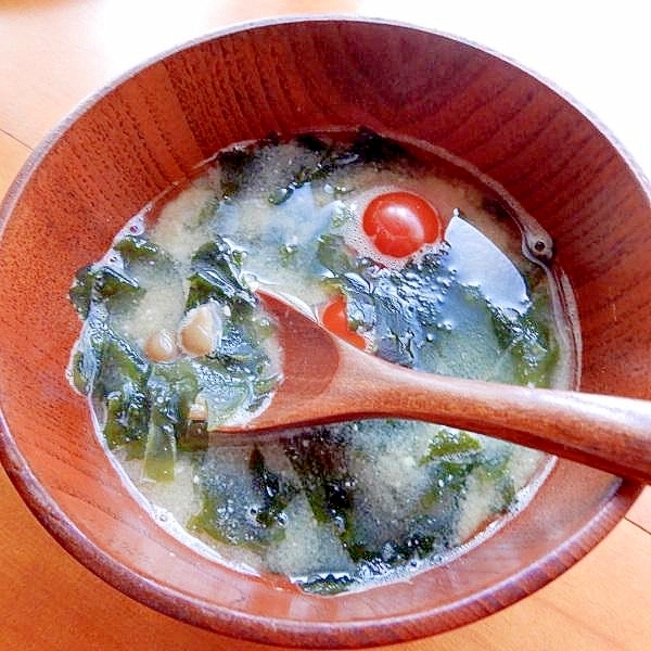 ５分！茹でた豆入り❤ワカメの味噌汁（ミニトマト）♪
