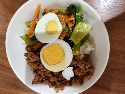 今日は、ナムルで作る三色丼？？ビビンバ丼かしら？？