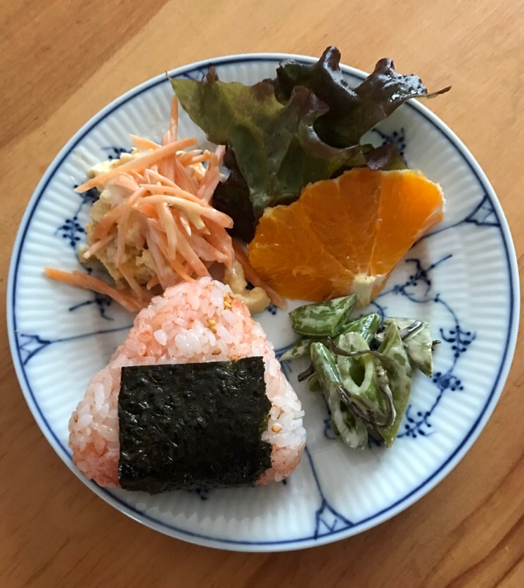 あかりおむすびとマヨ和えサラダの朝ごはん