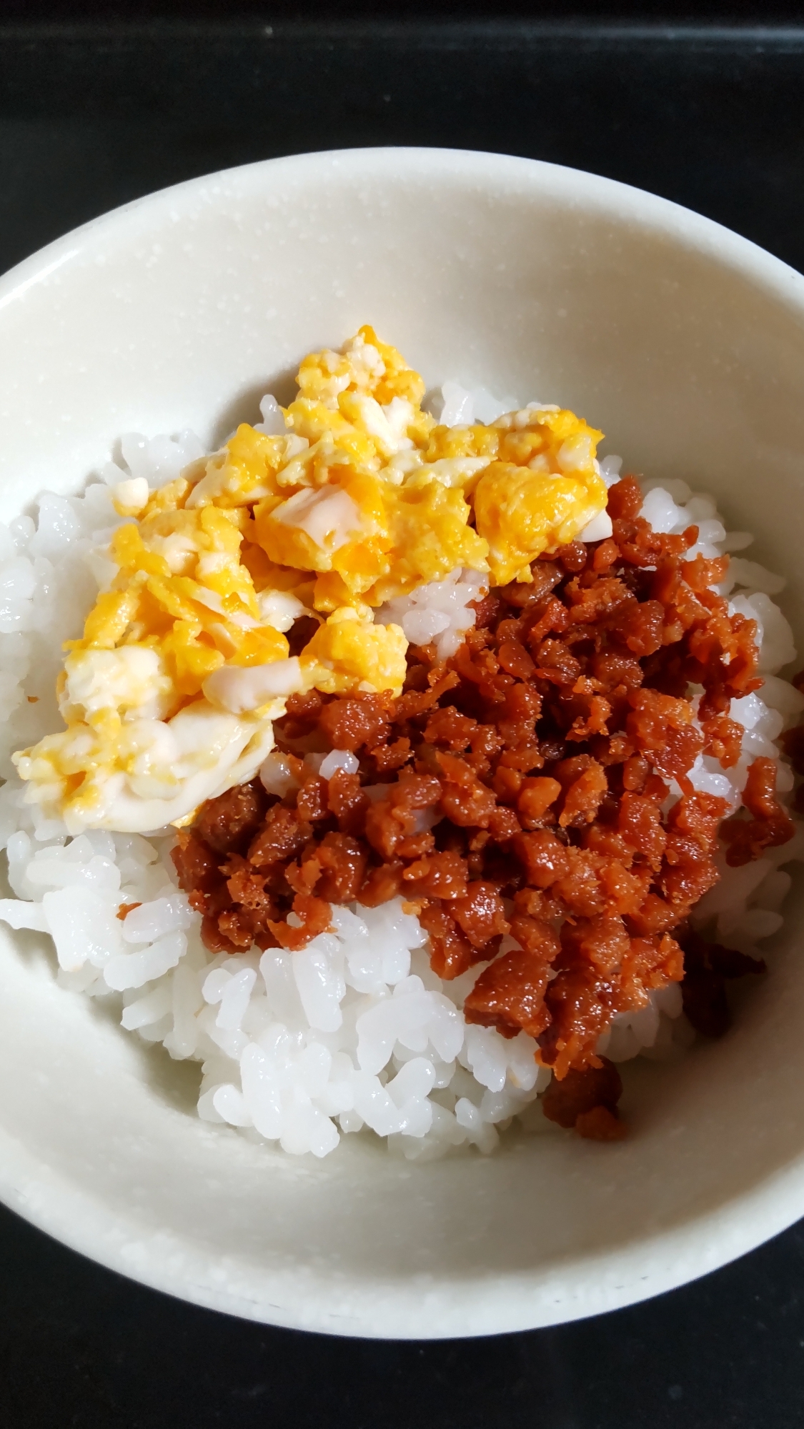 そぼろと卵の二色丼