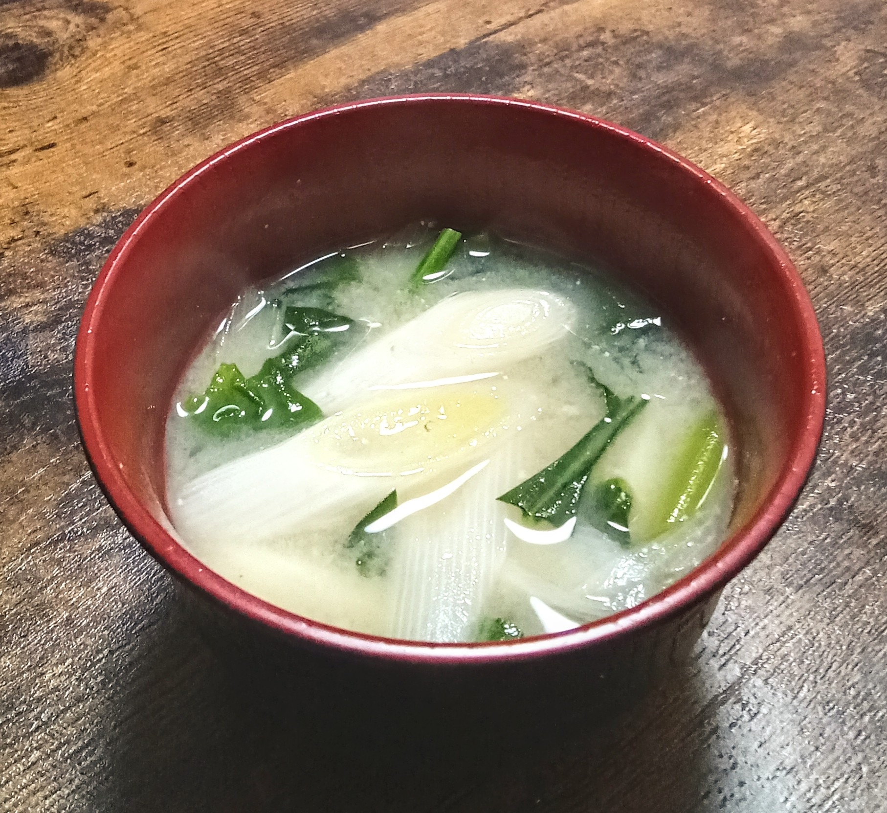 今日は白味噌！！長ネギとほうれん草で味噌汁