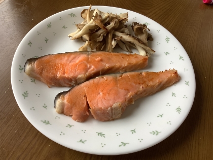 あけぼのさん♪鮭の醤油焼き美味しく頂きました。鮭に限らず他の魚も薄く小さくなって、値段も高くなって困ります。なんでも値上がりで憂鬱です(^◇^;)素敵な連休を☆