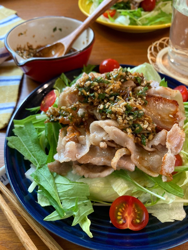 焼くだけ簡単♡カリカリ豚バラサラダ♡香味だれがけ