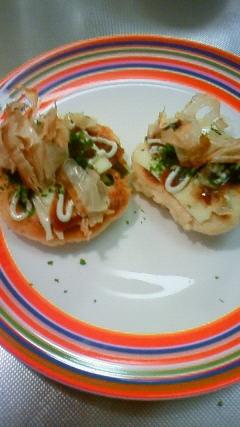 簡単、安い、早い、良いレシピ見つけました(^^)v
お好みソース、青のり、鰹節、チーズにマヨネーズをトッピングしましたよ。