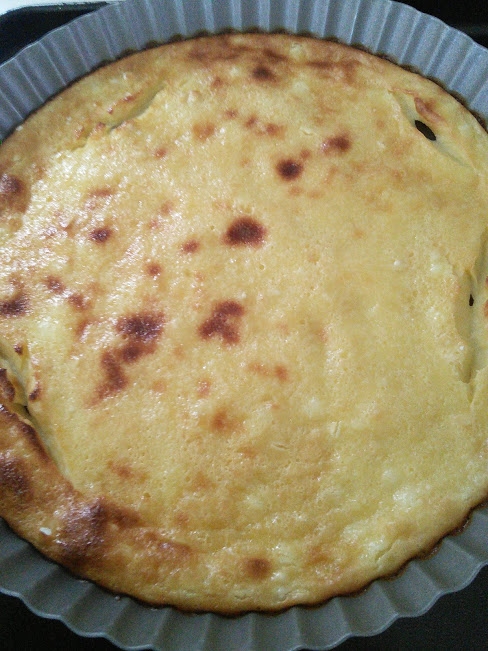 青いお皿に盛り付けられたチーズケーキ