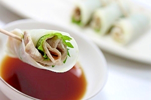 コールラビの豚しゃぶ巻きをひとつ持ち上げているところ