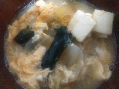 豆腐とわかめ、長ネギの卵とじ味噌汁