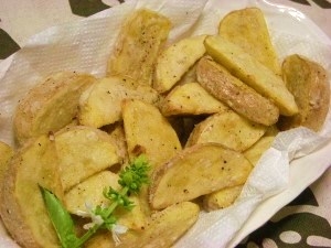 ちょうど今、熱々のポテトを食べながらレポ中です。いつも薄力粉か強力粉を塗してましたが、片栗粉、同じ澱粉で揚げると周りがカラッとサクッとして！ご馳走さまでした♪