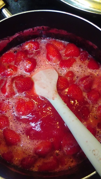 イチゴってかさの割りにはちょっとになってしまうのですね。夏も水まんじゅうを作りたくてジャムにしました。９パック作る予定です。