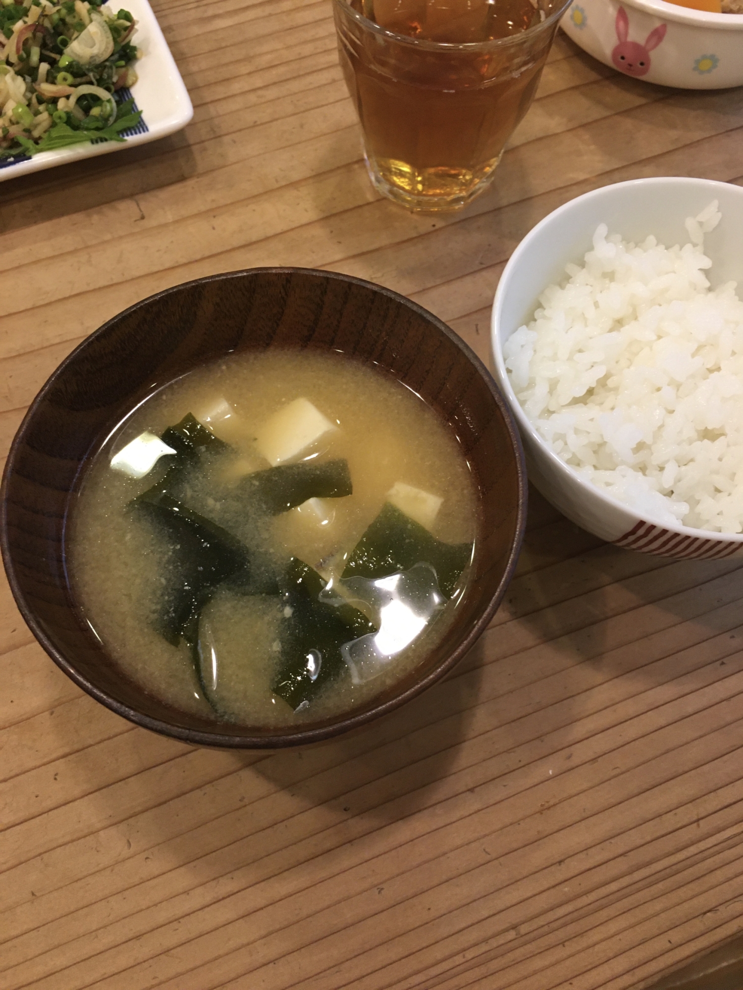 基本の味！ワカメと豆腐の味噌汁