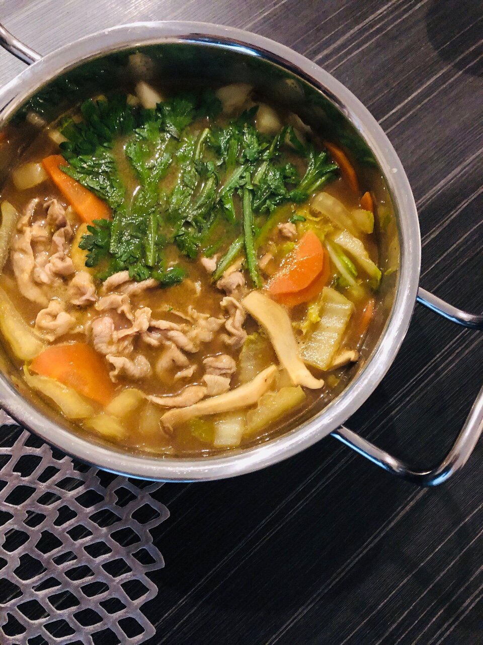 カレールーとナンプラーで☆豚肉と白菜のエスニック鍋