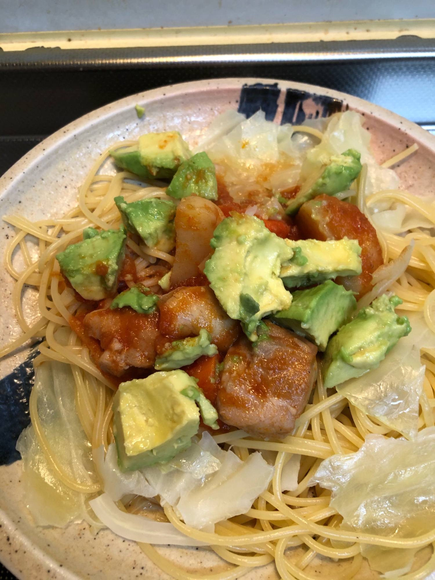 アボカドと鶏肉とゴロゴロ野菜のトマトソースパスタ♪