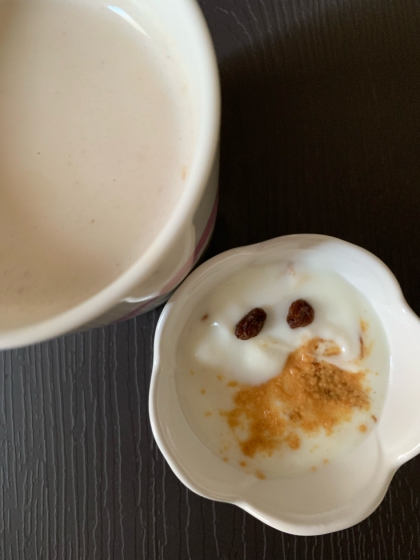 3食トーストとヨーグルトと蜂蜜コーヒーの朝食