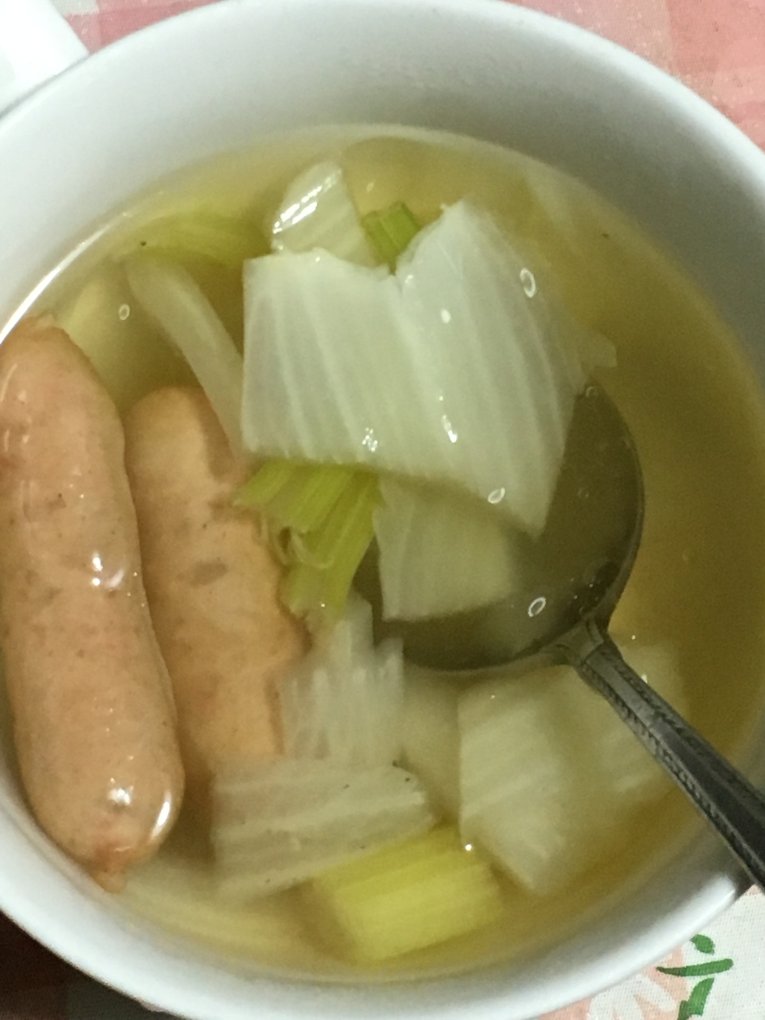 ウィンナー、セロリ、白菜のスープ
