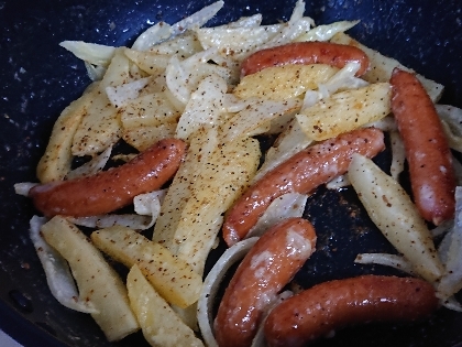 にんにく塩胡椒が効いたじゃがいもソーセージ炒め