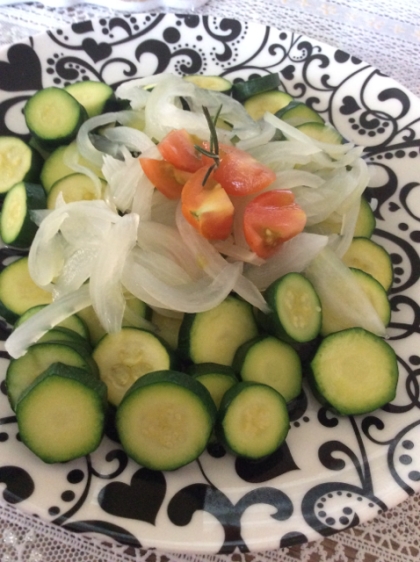 夏に食べたくなる☆ズッキーニとトマトのマリネ