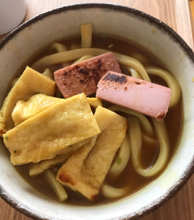 魚ニソと油揚げのソテーのせカレーうどん