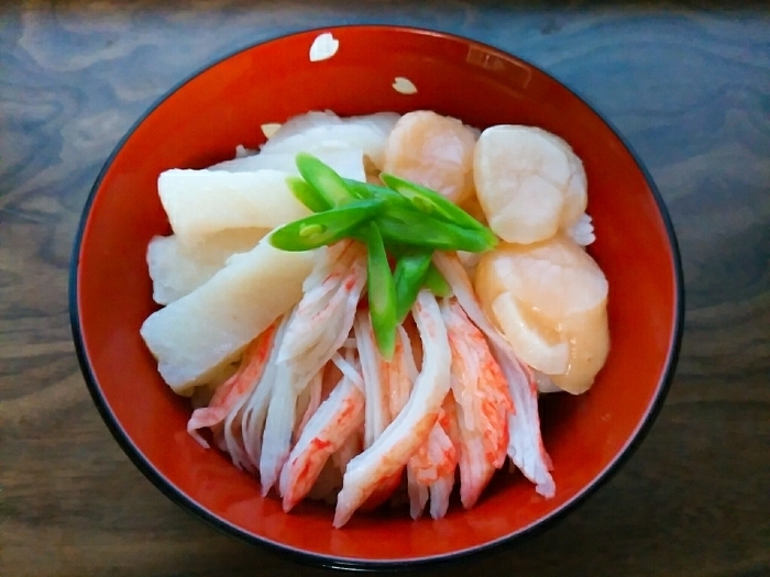 ホタテとイカとカニカマの海鮮寿司丼