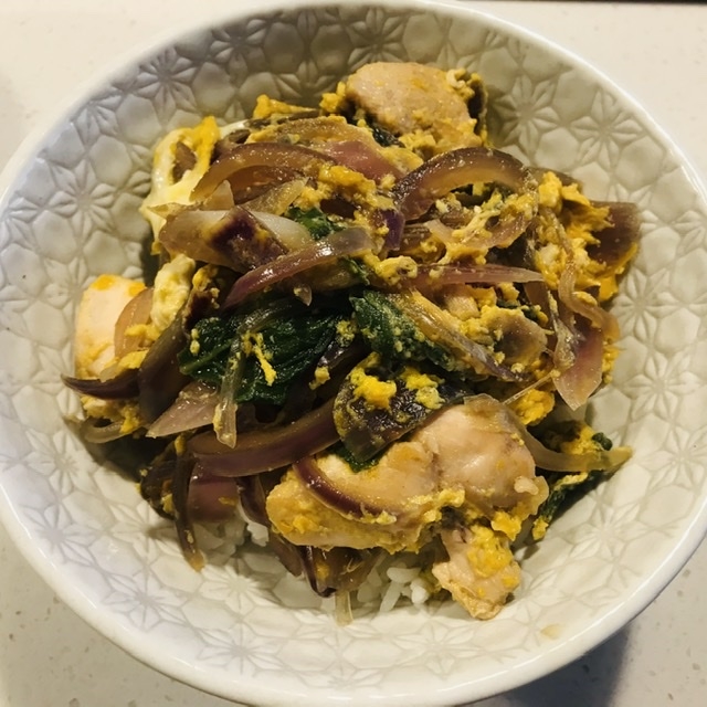 赤玉ねぎで親子丼