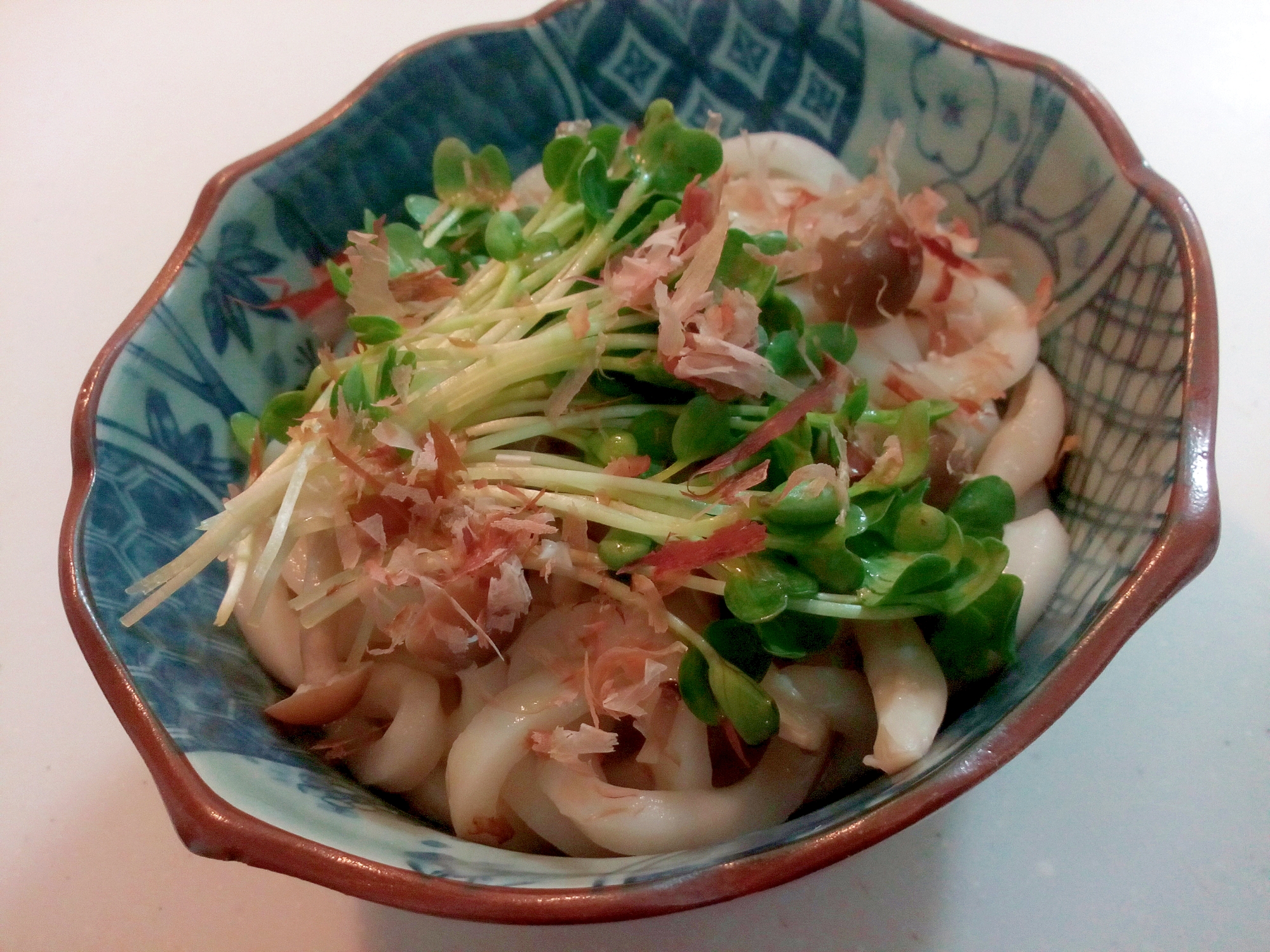 しめじ・かいわれ大根・かつお節の冷やし半饂飩