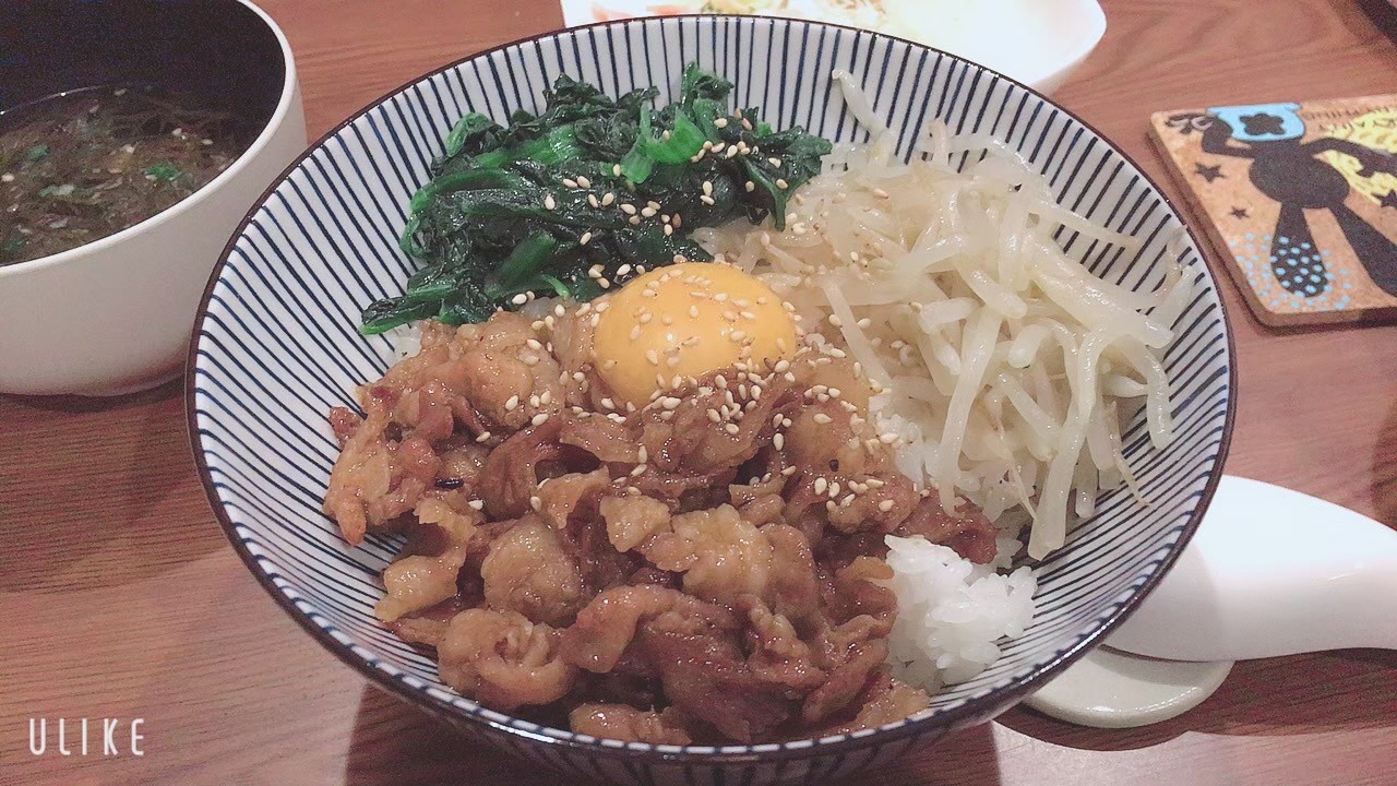 レンジで簡単♡3色ピリ辛ビビンバ丼