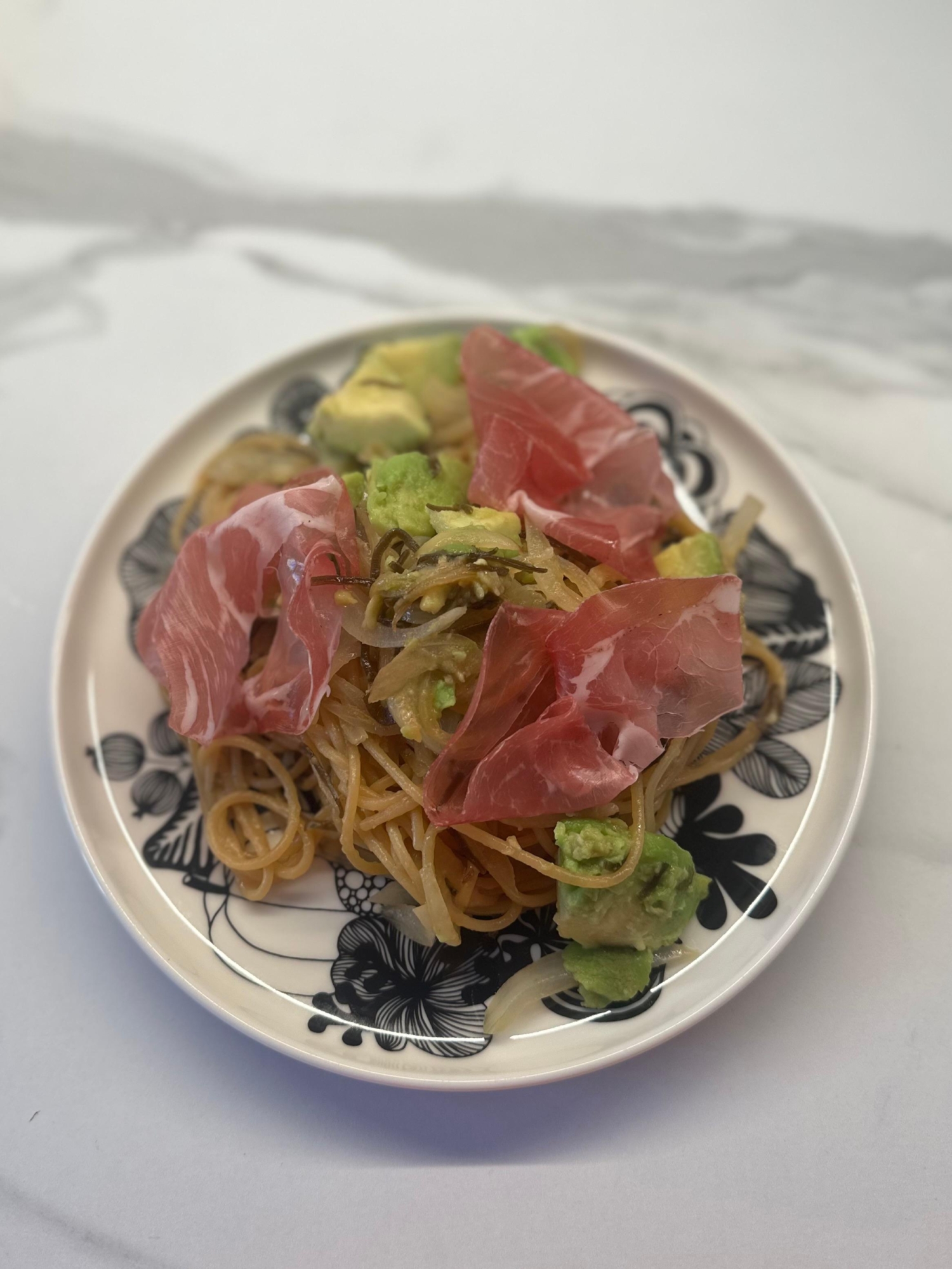 おいしすぎる！生ハムとアボカドの塩昆布パスタ