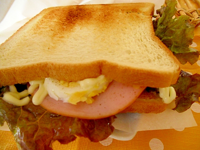 ハムとゆでたまごのトーストサンドイッチ