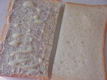 naoちゃん。パン屋さんのサンドイッチ用パンで、食べたよ～。これ、サンドしちゃうとみえないから、サンドする前ね。朝からパン３枚目で、胃が・・・もたれ気味だわ～。