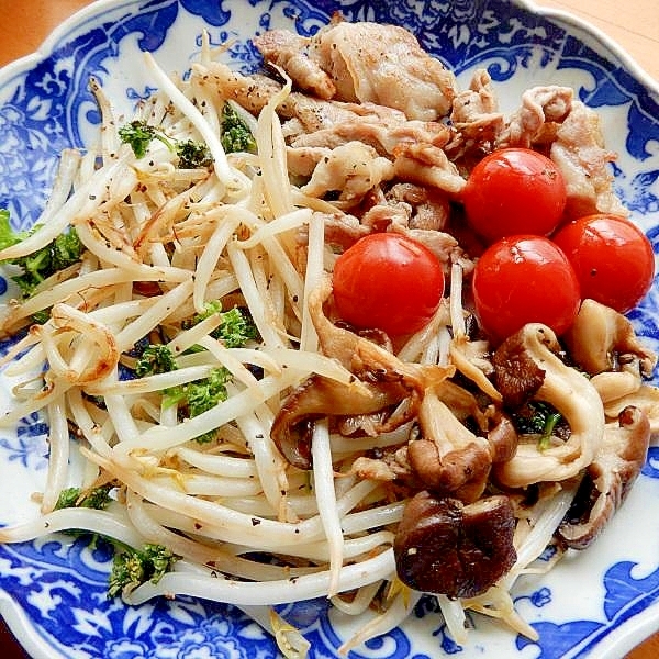 まな板なし！トマトを加えて❤豚ばら肉のモヤシ炒め♪