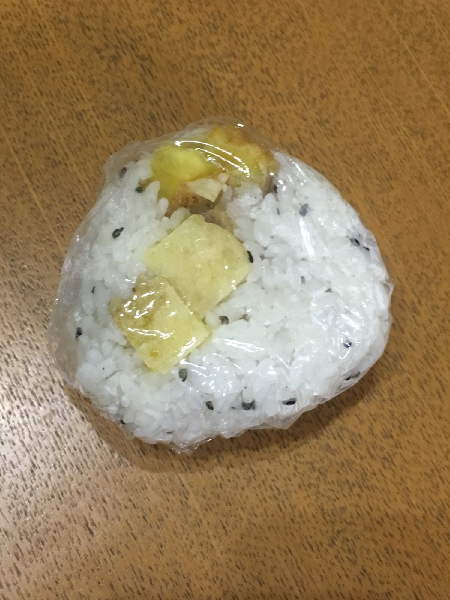 さつまいも天ぷらとごま塩のおにぎり