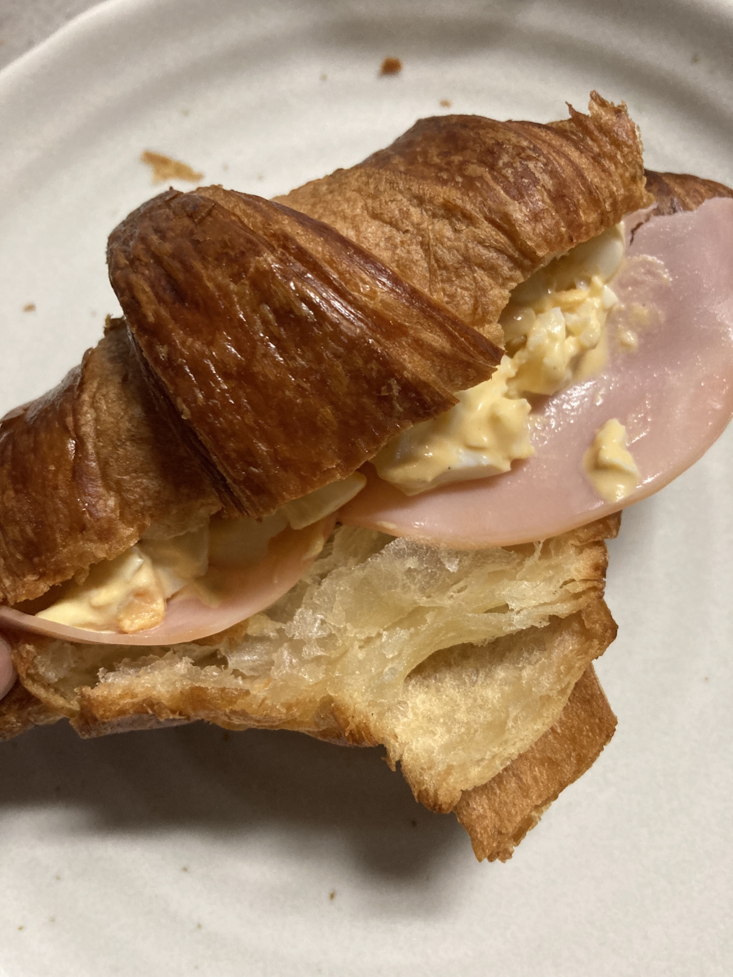朝ご飯に★卵とハムでクロワッサンサンド