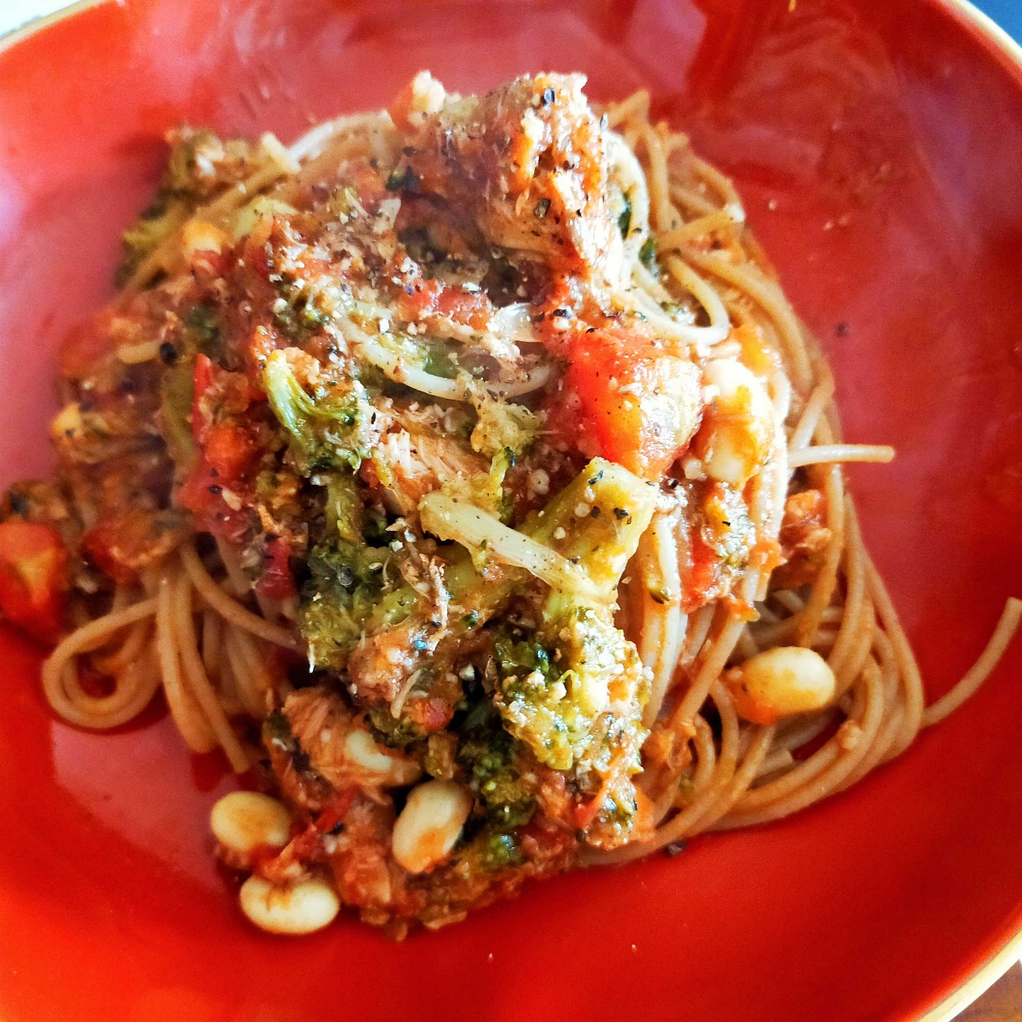 タンパク質豊富な鯖缶とトマトソースのパスタ