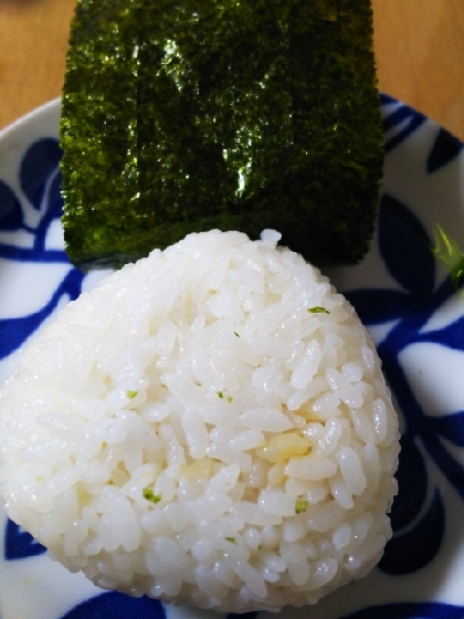 ご飯にしみた醤油にくーっ！ガテン系鮭フレおにぎり