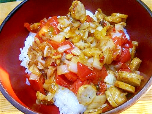 アメリカンソーセージとトマトの丼・ケイジャン風味