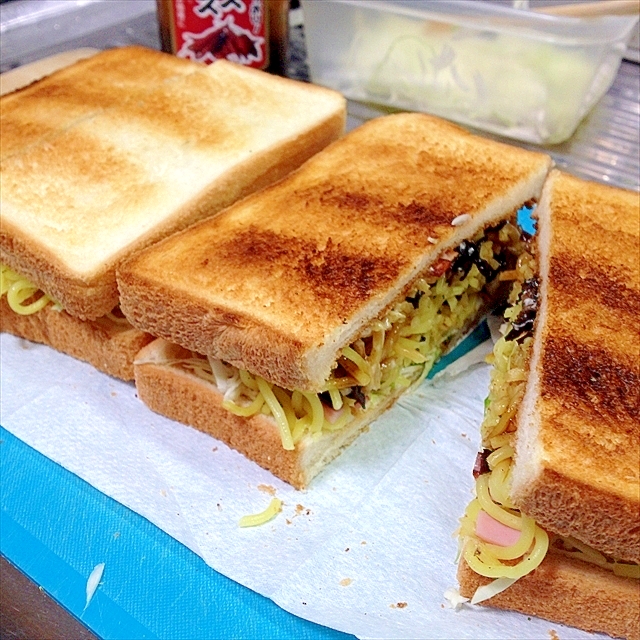 きくらげたっぷりコリコリ焼きそばも挟んじゃえサンド