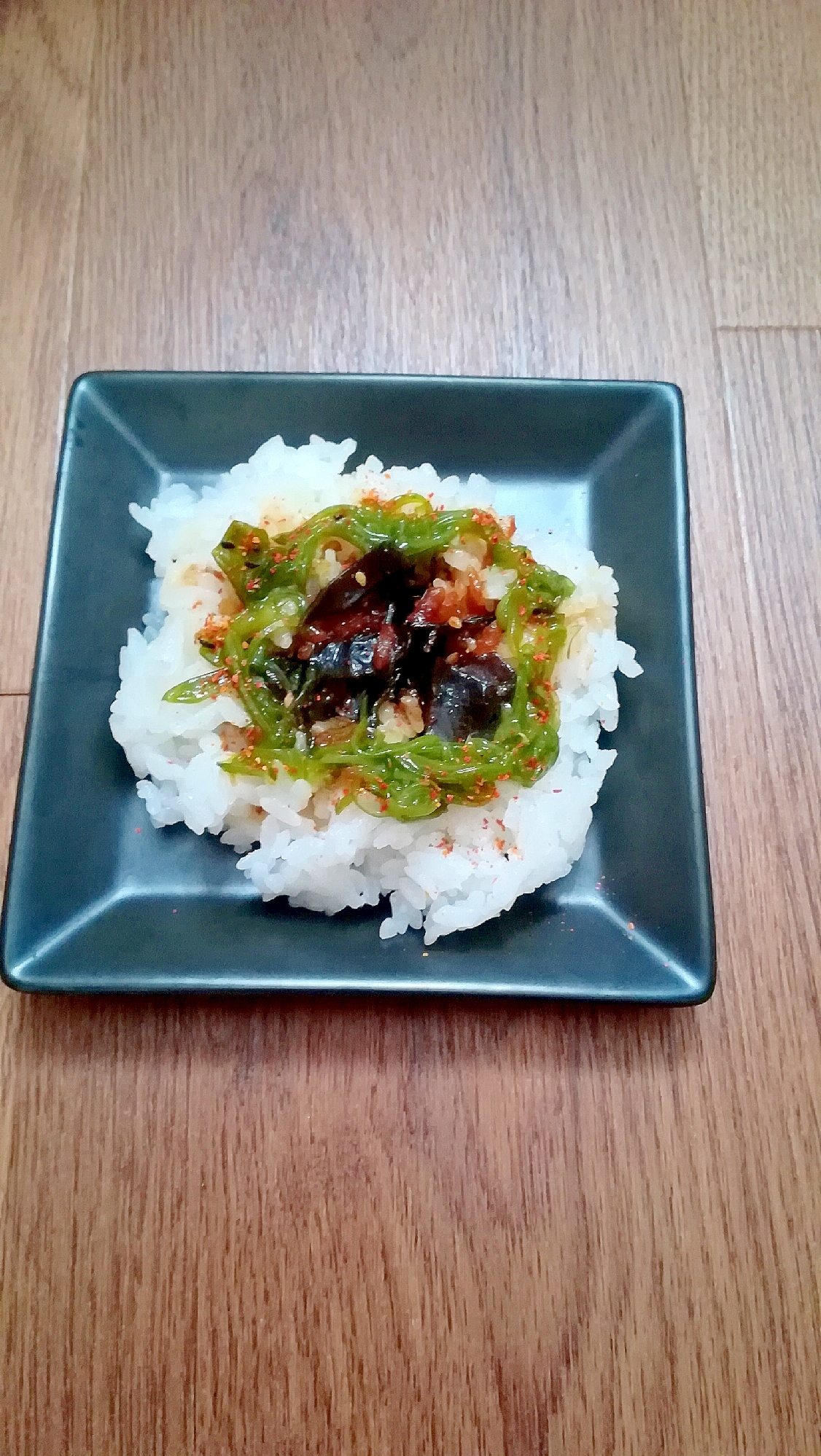 昆布の佃煮と白ごまとめかぶと七味唐辛子の混ぜご飯