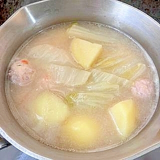 鶏団子とじゃがいもと白菜の味噌汁