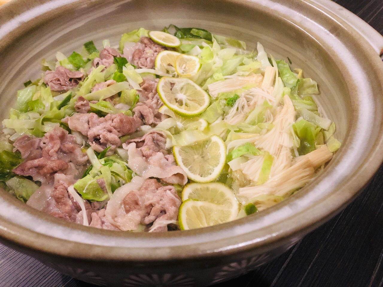 鶏ガラと白だしで☆豚ロースのにんにくレモン鍋