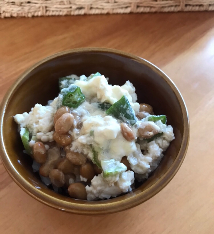 豆腐とオクラのマヨ和え納豆ごはん