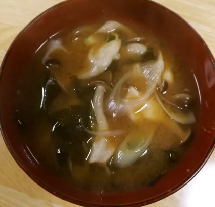 しめじとわかめの味噌汁