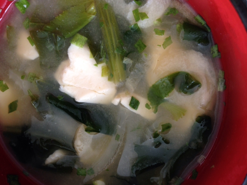 豆腐と麩とわかめと小松菜と大根とアサツキの味噌汁