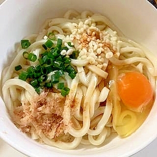 小ねぎと揚げ玉と削り節で　釜玉風うどん