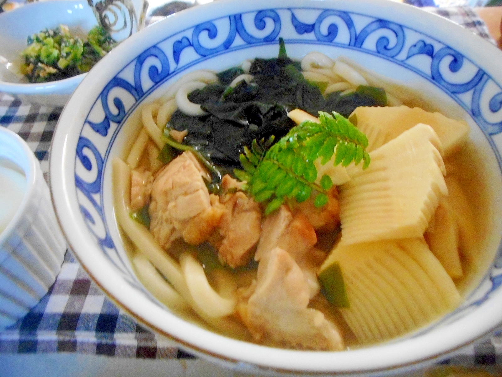 鶏肉とタケノコとわかめのおうどん（うどんスープ）